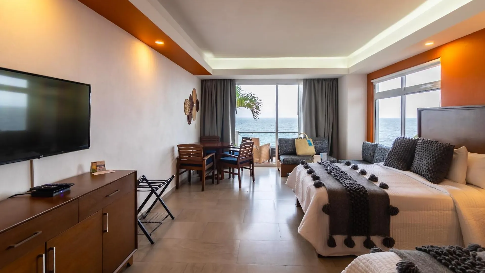 The Paramar Beachfront Boutique Hotel With Breakfast Included - Downtown Malecon Puerto Vallarta